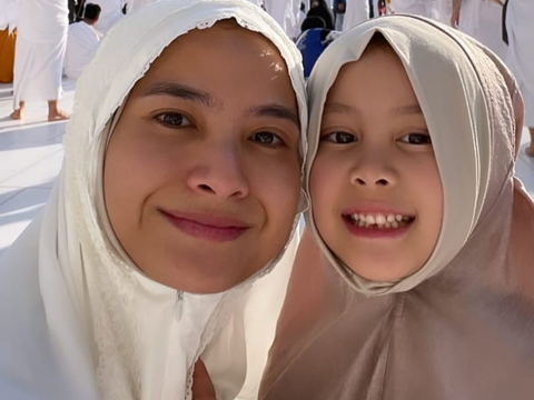 Gaya Kerudung Brie Putri Acha Septriasa saat Umrah, Gemesin Banget!