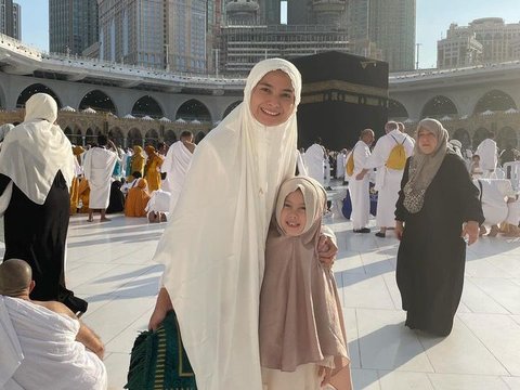 Gaya Kerudung Brie Putri Acha Septriasa saat Umrah, Gemesin Banget!