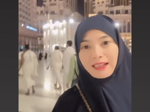 Gaya Kerudung Brie Putri Acha Septriasa saat Umrah, Gemesin Banget!