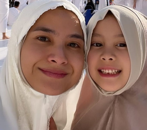 Gaya Kerudung Brie Putri Acha Septriasa saat Umrah, Gemesin Banget!