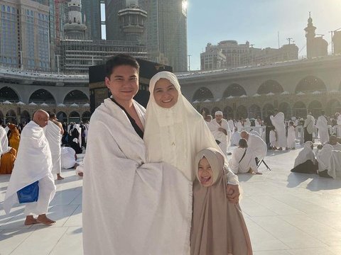 Gaya Kerudung Brie Putri Acha Septriasa saat Umrah, Gemesin Banget!