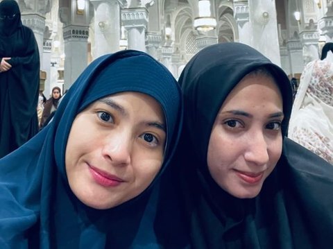 Gaya Kerudung Brie Putri Acha Septriasa saat Umrah, Gemesin Banget!