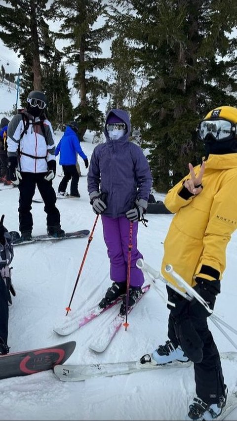 2. Setelah merayakan bersama keluarga besar, Adinda dan anak-anaknya melanjutkan liburan mereka ke Mammoth Lakes, California, di mana mereka menikmati bermain salju.