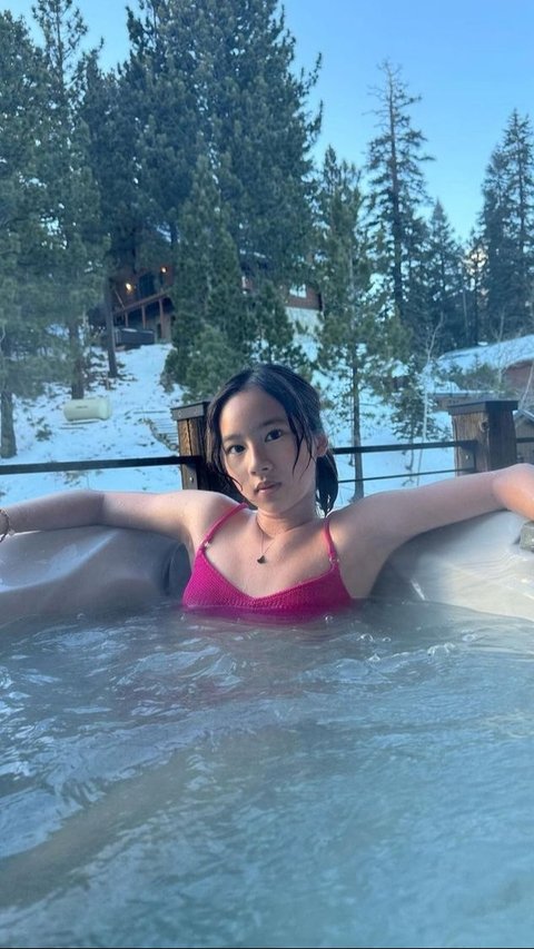 8. Kierra tampak sangat menikmati liburan kali ini. Ia tampak santai berendam di hot tub dengan bikini.