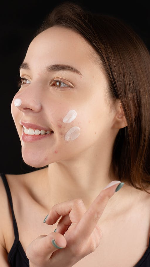 3. Serum/Essence:<br>Oleskan serum ke seluruh wajah untuk membantu meregenerasi dan mencerahkan kulit.
