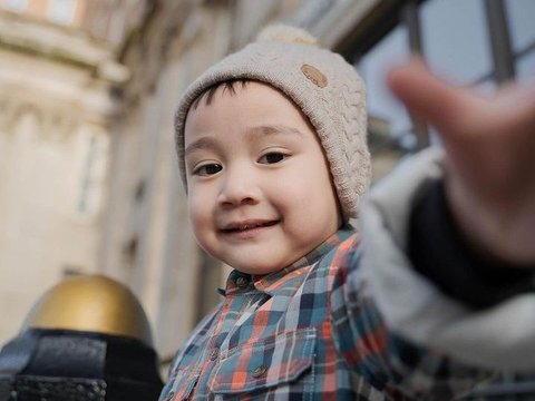 Potret Lucu Rayyanza Bergaya di Depan Kamera Pakai Topi Bikin Pangling, Dikira Rafathar saat Kecil