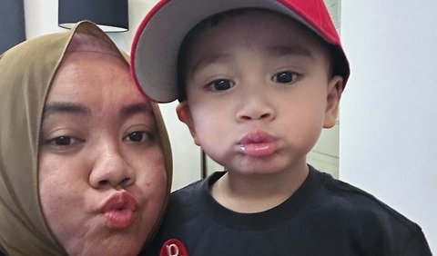 Potret Rayyanza tersebut langsung mencuri perhatian netizen. Tak sedikit yang mengira jika potret Rayyanza adalah Rafathar kecil.<br>