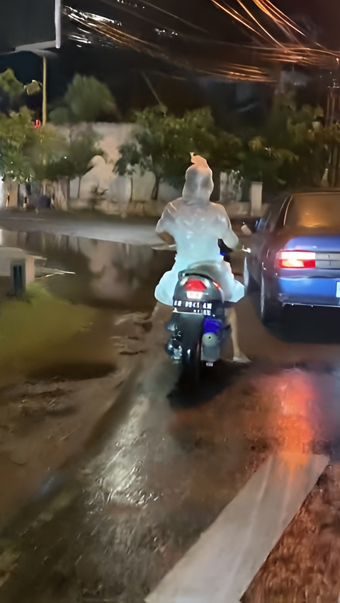 Funny Action of Motorcyclist Using Bubble Wrap Raincoat, Netizens: Your Package is Moving on Its Own.