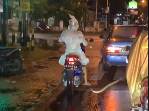 Funny Action of Motorcyclist Wearing Bubble Wrap Raincoat, Netizens: Your Package is Moving on Its Own