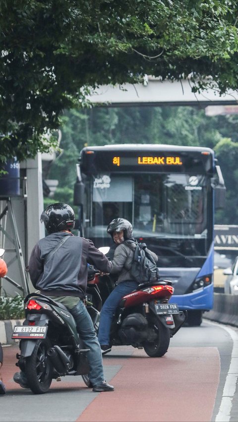 FOTO: Terobos Jalur Transjakarta, Pemotor Panik dan Nekat Lawan Arah Demi Hindari Polisi