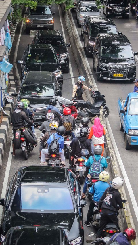 Aksi pemotor ini sangat membahayakan keselamatan dan menyebabkan perjalanan TransJakarta terhambat.