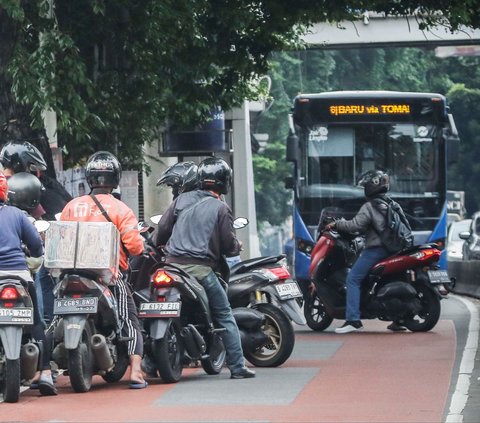 Sejumlah pengendara sepeda motor nekat melawan arah saat menerobos jalur TransJakarta di kawasan Pondok Indah, Jakarta, Rabu (10/1/2024). Mereka panik sehingga nekat melawan arah demi menghindari razia yang dilakukan petugas kepolisian.
