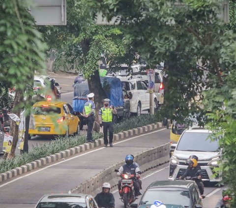 FOTO: Terobos Jalur TransJakarta, Pemotor Panik dan Nekat Lawan Arah Demi Hindari Polisi