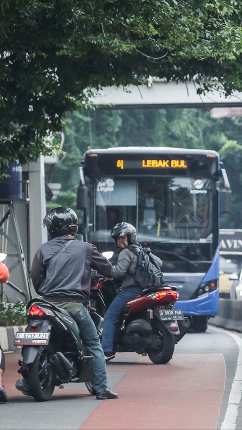 Sejumlah pengendara sepeda motor nekat melawan arah saat menerobos jalur TransJakarta di kawasan Pondok Indah, Jakarta, Rabu (10/1/2024).