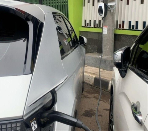 PLN Electric Poles Can Now Be Used as Electric Car Charging Stations