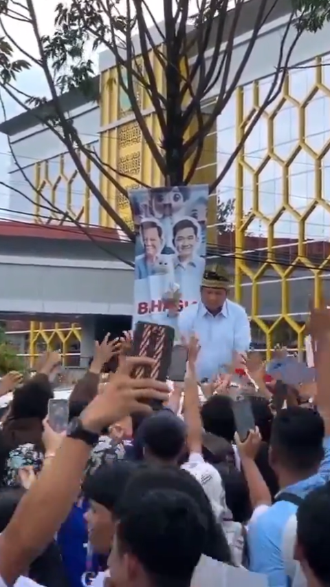 Aksi Prabowo Bagi-Bagi Kaos di Pekanbaru Jadi Sorotan, Netizen Takut Kena Geplak