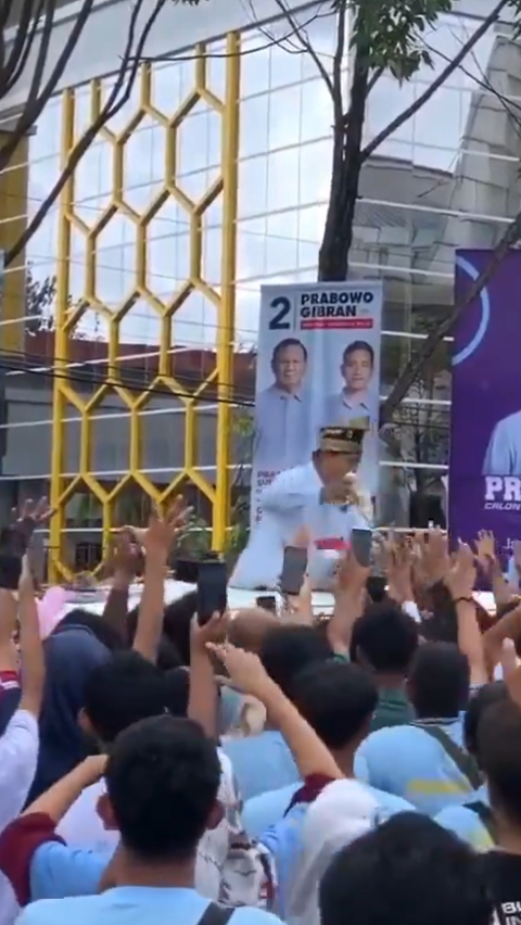 Aksi Prabowo Bagi-Bagi Kaos di Pekanbaru Jadi Sorotan, Netizen Takut Kena Geplak