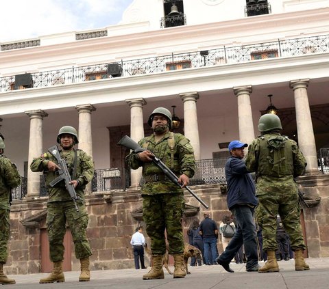 FOTO: Ekuador Mencekam! Geng Kriminal Mengamuk hingga Korban Berjatuhan, Militer Bersenjata Gencarkan Patroli
