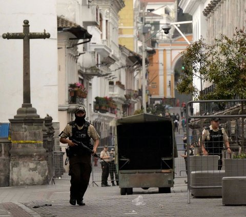 FOTO: Ekuador Mencekam! Geng Kriminal Mengamuk hingga Korban Berjatuhan, Militer Bersenjata Gencarkan Patroli