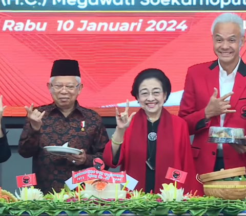 Wapres Pose 3 Jari Bareng Megawati di HUT PDIP, Jubir: Murni Salam Keakraban, Ma'ruf Amin Netral