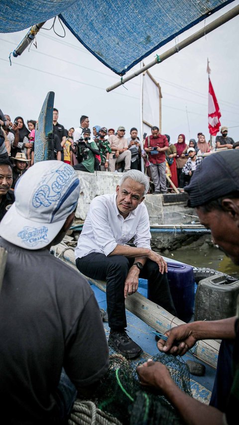 FOTO: Temui Nelayan di Brebes, Ganjar Serap Keluhan Terkait Kepastian Harga Solar