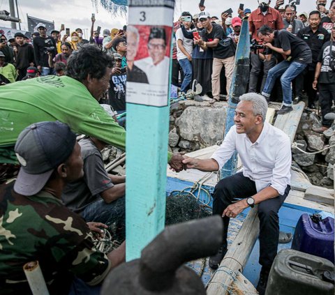 Capres nomor urut 3, Ganjar Pranowo menemui kelompok nelayan di Desa Kaliwingi, brebes, Jawa Tengah, Rabu (10/1/2024). Dalam momen tersebut Ganjar mendengar dan menyerap berbagai keluhan para nelayan.