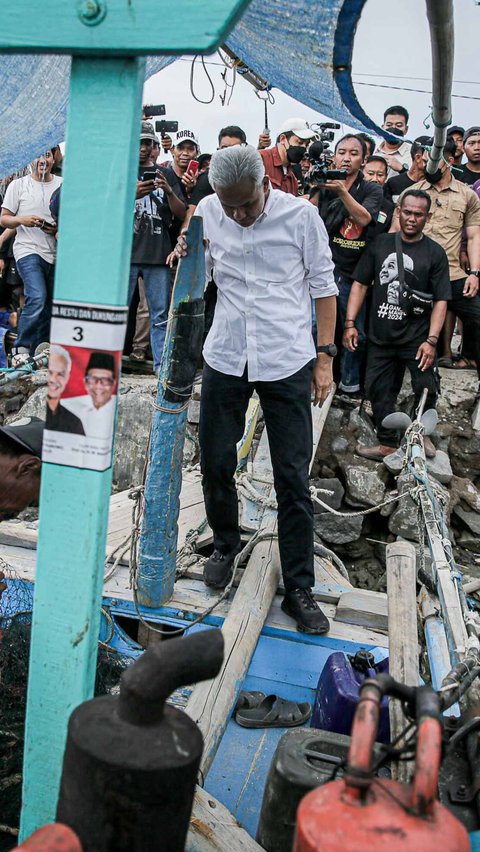 Ganjar Pranowo menemui kelompok nelayan di Desa Kaliwingi, brebes, Jawa Tengah, Rabu (10/1/2024).