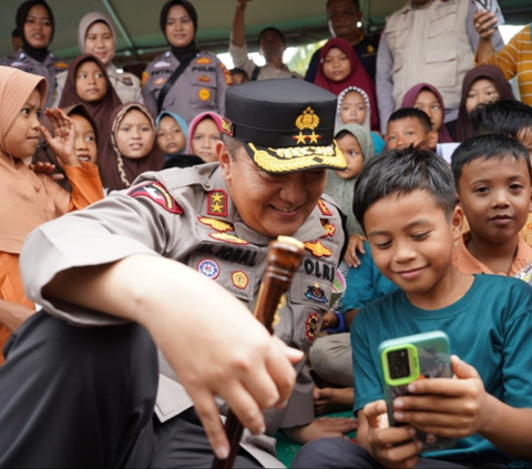 Dua Jenderal Pelipur Lara Korban Banjir Rokan Hulu