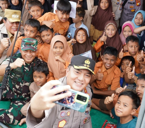 Dua Jenderal Pelipur Lara Korban Banjir Rokan Hulu