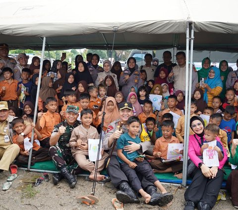 Dua Jenderal Pelipur Lara Korban Banjir Rokan Hulu