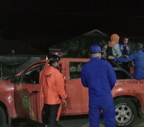 Momen Dramatis Evakuasi Warga Lereng Gunung Lewotobi, Tim SAR Gendong Lansia Menembus Hutan ke Pengungsian