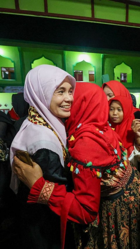 Menginap di Ponpes Miftahul Huda Lampung, Atikoh Ganjar Cerita Perjalanan Hidup hingga Ajak Santri Berselawat