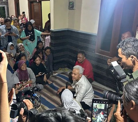 Portrait of Ganjar Pranowo Staying at the House of a Honorary Teacher, Residents Gather in Senggol Alley