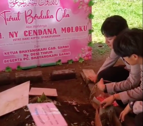 Potret Anak Kembar Sama-sama Jadi Polwan, Nyekar ke Makam Ibu yang Wafat 3 Pekan Jelang Pelantikan