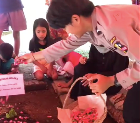 Potret Anak Kembar Sama-sama Jadi Polwan, Nyekar ke Makam Ibu yang Wafat 3 Pekan Jelang Pelantikan