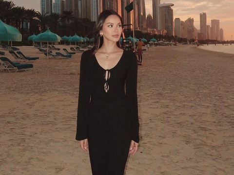 Potret Alyssa Daguise Mantan Pacar Al Ghazali Pose di Gurun Pasir Dubai, Netizen 'Cantiknya Mahal Bikin Insecure'