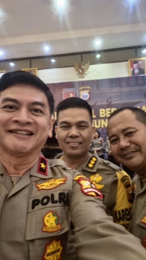 Ketiganya nampak begitu sumringah saat bertemu dan saling melepas rindu dengan berfoto.