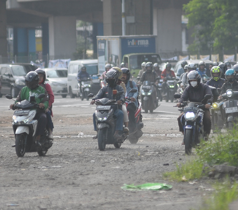 FOTO: Jalur Kalimalang Kian Macet Parah, Beginilah Kepadatannya Bisa Bikin Pemotor Stres dan Tak Mau Mengalah Terobos Bahu Jalan