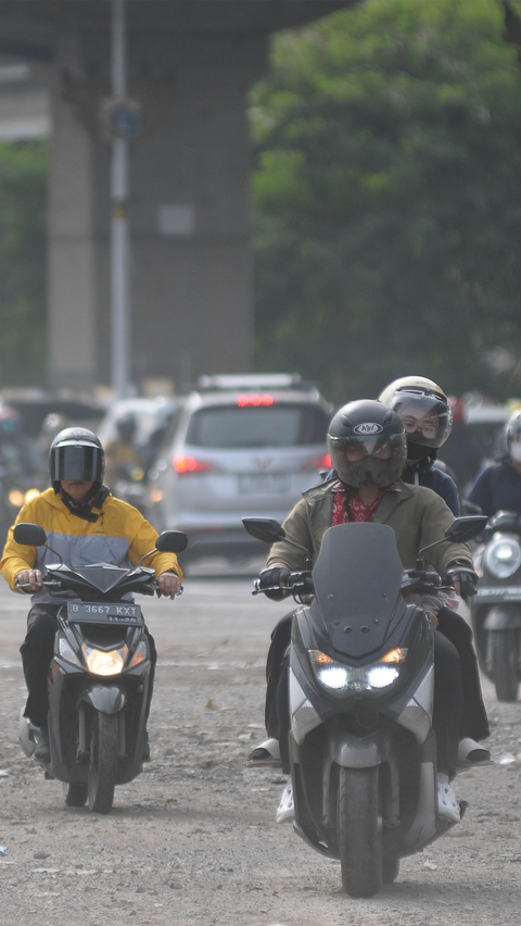 Kondisi menimbulkan kemacetan parah terutama untuk pengendara sepeda motor terpaksa mengambil bahu jalan paling kanan untuk menerobos kemacetan.<br>(merdeka.com / Imam Buhori)<br>