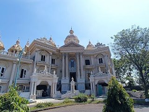 Rumahnya Bak Istana Klasik Megah, Intip Profil Keluarga Crazy Rich Sidoarjo yang Dikenal Dermawan