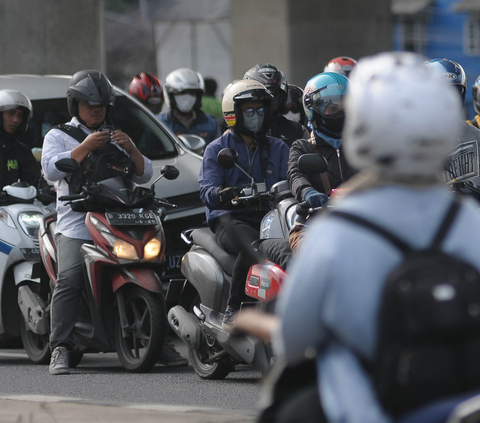 FOTO: Jalur Kalimalang Kian Macet Parah, Beginilah Kepadatannya Bisa Bikin Pemotor Stres dan Tak Mau Mengalah Terobos Bahu Jalan