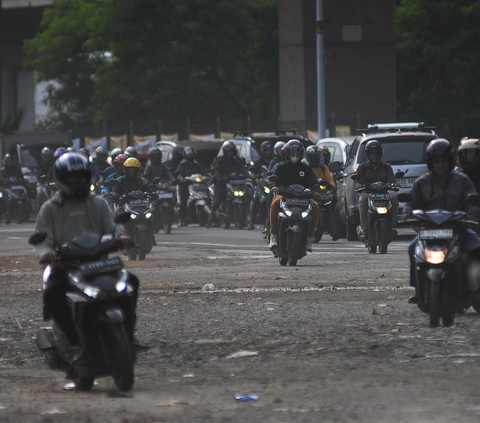 FOTO: Jalur Kalimalang Kian Macet Parah, Beginilah Kepadatannya Bisa Bikin Pemotor Stres dan Tak Mau Mengalah Terobos Bahu Jalan