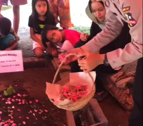 Resmi Jadi Polisi, Wanita Kembar Ini Beri Hormat saat Ziarah ke Makam Ibunda yang Wafat Jelang Pelantikan