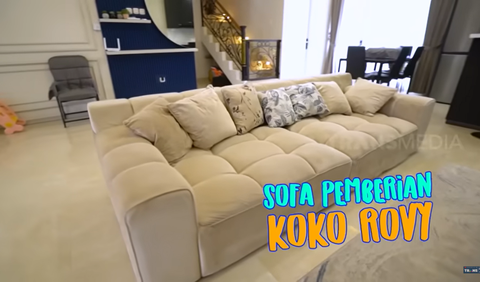 Aldi Taher pun mengungkapkan jika sofa yang ada di rumahnya merupakan pemberian dari seseorang.<br>