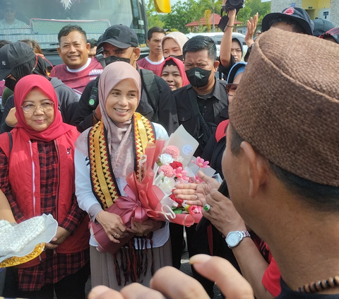 Bertemu Warga Lampung di Rest Area, Siti Atikoh Didoakan Jadi Ibu Negara