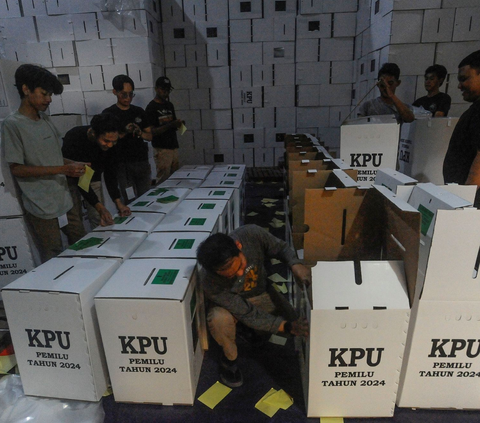 Pekerja mulai melakukan pengisian logistik pemilu ke dalam kotak suara di gudang logistik Pemilu 2024 Kota Tangerang Selatan di Serpong, Tangerang Selatan, Banten, Rabu (11/1/2024).