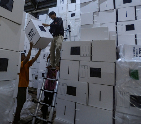 FOTO: Intip Kesibukan Gudang Logistik KPUD Mulai dari Melipat Lembaran Kertas hingga Merakit Kotak Suara Berbahan Kardus di Serpong