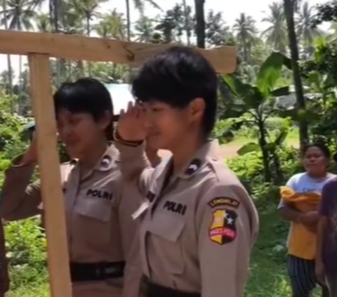 Resmi Jadi Polisi, Wanita Kembar Ini Beri Hormat saat Ziarah ke Makam Ibunda yang Wafat Jelang Pelantikan