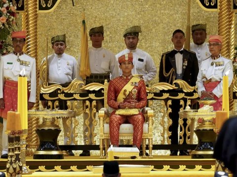 Potret Acara Berbedak Diraja Jelang Pernikahan Pangeran Abdul Mateen, Wajah Anisha Rosnah Sempat Ditutup Kain
