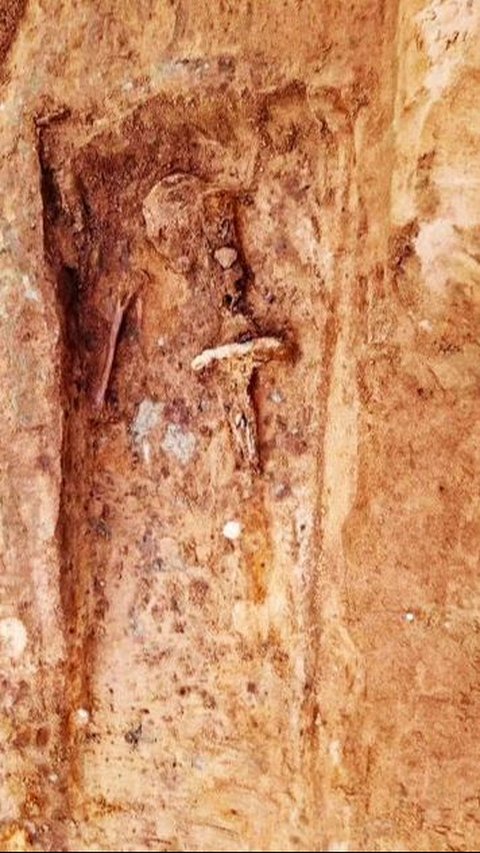 Temuan pedang dalam makam zaman pertengahan merupakan hal yang sangat langka. Temuan ini mengindikasikan orang yang dikubur dengan pedang kemungkinan berasal dari kalangan atas di dalam masyarakat.